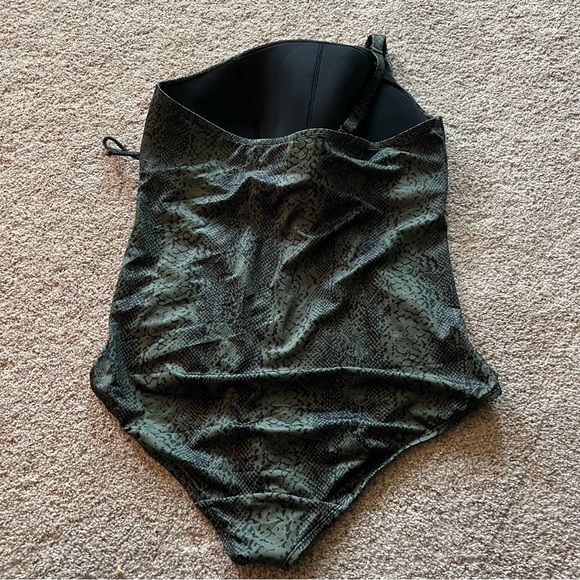 Cacique Swim Wireless Asymmetrical Green Python
Print One-Piece Swimsuit Size 20 - Picture 4 of 5